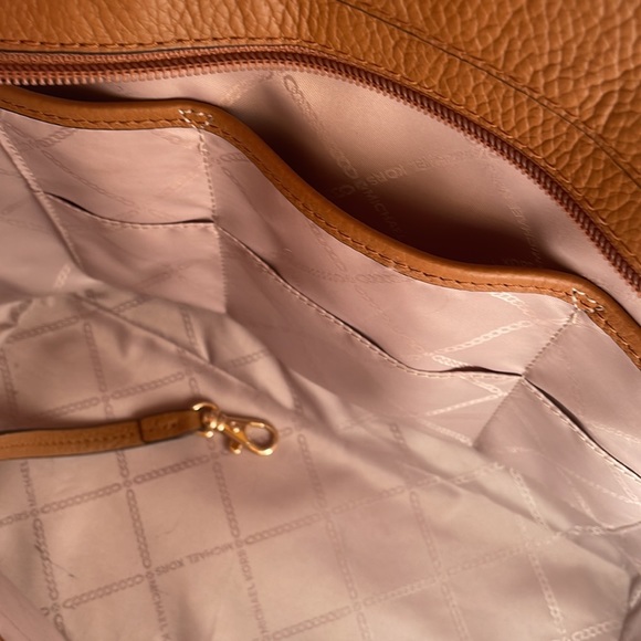 MICHAEL KORS BEDFORD PEBBLE LEATHER POCKET TOTE ACORN/GOLD - Picture 12 of 14